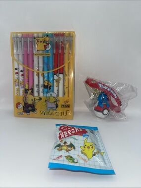Pokémon Set with Blue & Red Pokemon Keychain